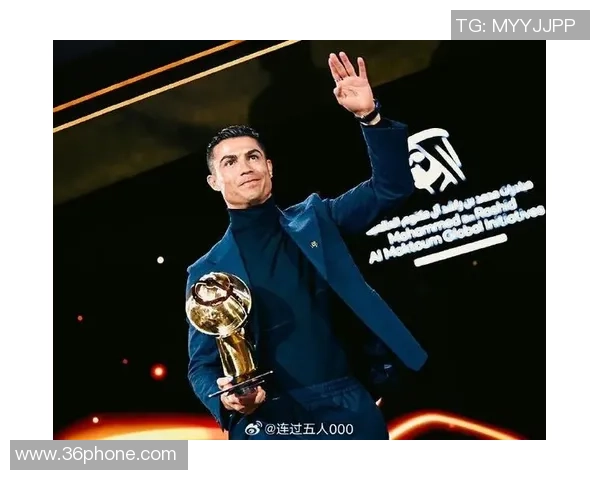 足球明星魅力无限黑色衬衫时尚搭配展现个性风采与运动精神